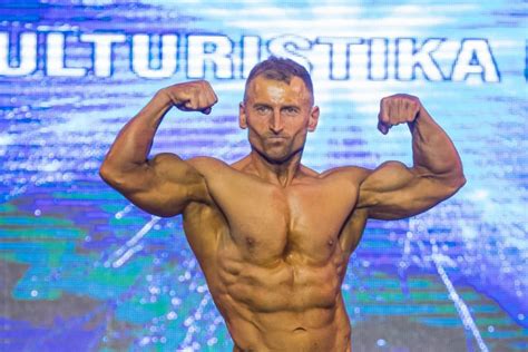 Športovec demonštrujúci symetriu a vyrysovanie svalov v naturálnej kulturistike