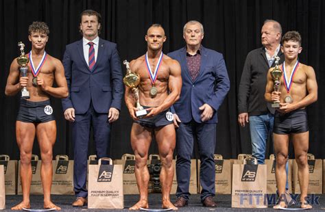 Fotografia slovenských medailistov z Majstrovstiev sveta v kulturistike.