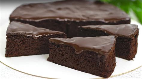 Hotový, dopečený paleo čokoládový koláč vo forme