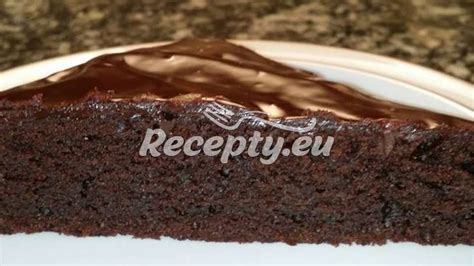 Infografika porovnávajúca tradičný čokoládový koláč s paleo verziou