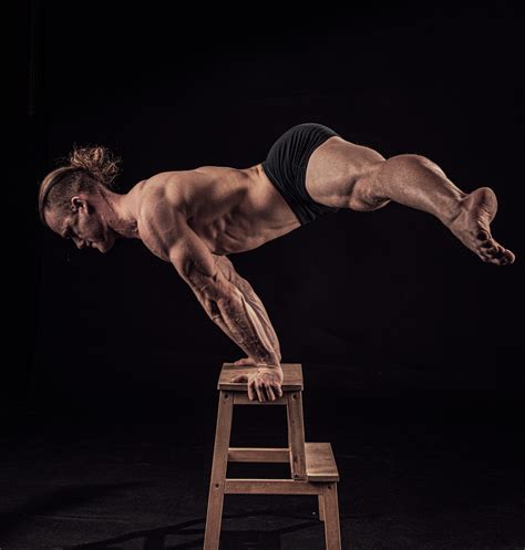 Séria fotografií znázorňujúcich správne prevedenie základných komplexných cvikov.