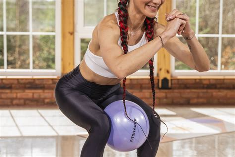 Osoba vykonávajúca funkčné cvičenie s kettlebellom.