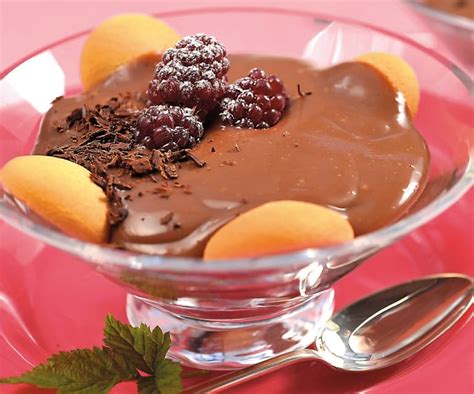 Vizualizácia paleo dezertu - napríklad čokoládový puding s ovocím.