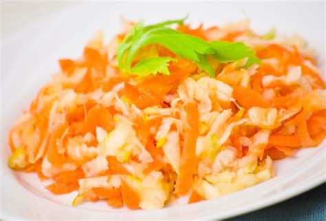 Farebný šalát z mrkvy, jabĺk a repy.