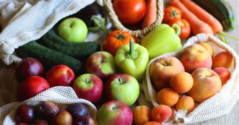 Ilustračná fotografia znázorňujúca čerstvé ovocie a zeleninu ako symboly zdravej stravy a detoxikácie