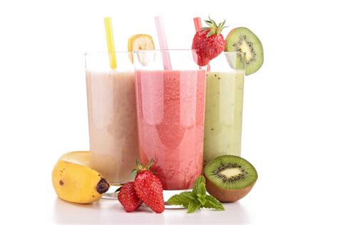 farebné smoothie z rôznych druhov ovocia a zeleniny