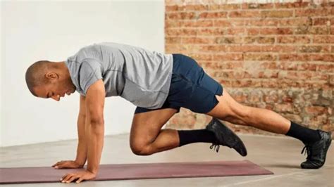 Muž vykonávajúci Mountain Climbers