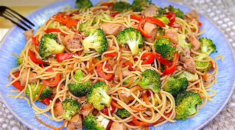 Fotografia hotového cestovinového šalátu s kuracím mäsom a zeleninou