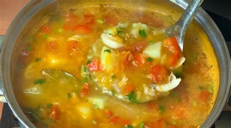 nádoba s pripraveným a vychladnutým vareným kuracím mäsom