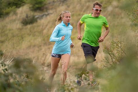 Ilustračná fotografia zobrazujúca rôzne letné športové aktivity ako beh, cyklistika, plávanie a turistika.