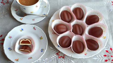 ilustrácia: kávové zrná s textom o antioxidačných vlastnostiach