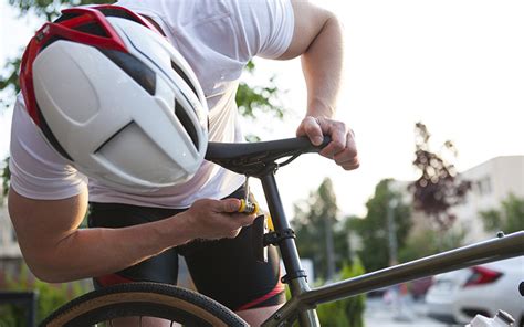 Ilustrácia správneho nastavenia sedla na bicykli.