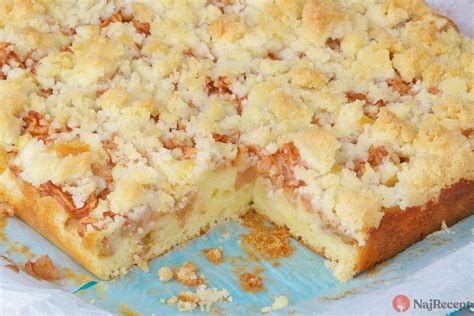 recept na celozrnný jablkový koláč s rozloženými surovinami