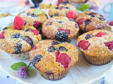 Hotové vanilkové muffiny s ovocím a mandľami