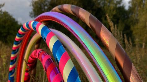 Dizajnérske znázornenie modernej hula hoop obruče s dôrazom na jej ergonomický tvar a masážne body.
