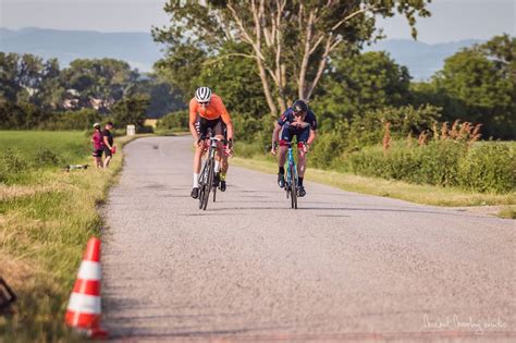 Rodina na spoločnej cyklistickej túre.