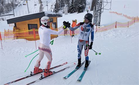 Lyžiar na zasneženom svahu.