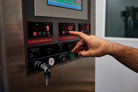 Detail ovládacieho panela vibračnej plošiny s displejom