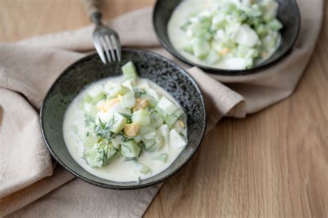 uhorkový šalát s jogurtom, vajíčkom a bylinkami