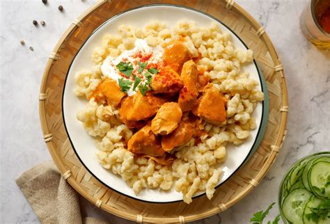 misa s čerstvým uhorkovým šalátom a bylinkami