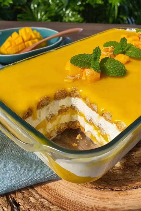 pripravené mango a vanilkové tiramisu v pohároch