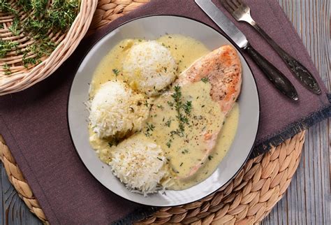 Fotografia jemne dusenej teľacej pečene v smotanovej omáčke s bylinkami