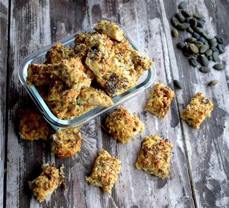 Zelerové hranolčeky pripravené na plechu pred pečením