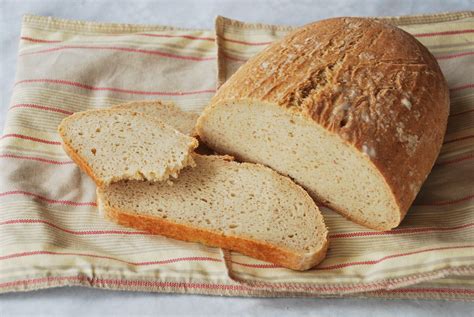 Infografika porovnávajúca zloženie bežného a bezlepkového chleba