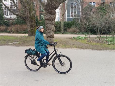 Žena šliapajúca na bicykli v prírode