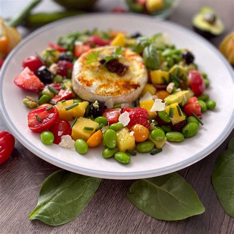 tanier plný čerstvej zeleniny