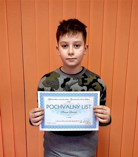 Portrét mladého kulturistu, ktorý dosiahol úspechy na súťažiach.