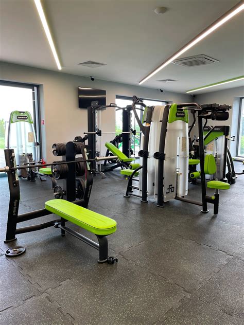 Interiér fitness centra Baddy Fitness s modernými posilňovacími a kardio strojmi