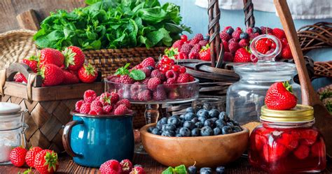 ilustračná fotografia rôzneho ovocia ako melón, jahody