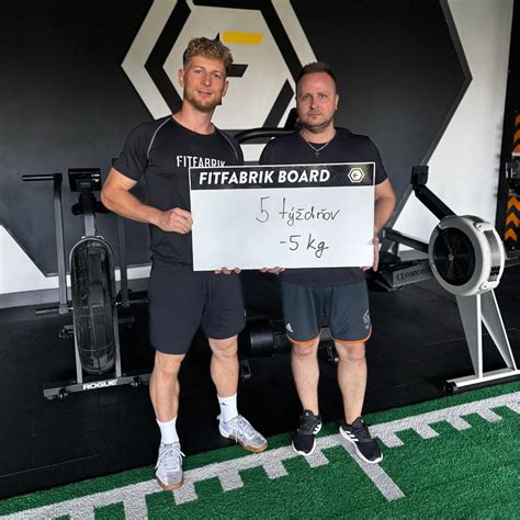 Skupina ľudí cvičiaca pod dohľadom trénera v príjemnom prostredí