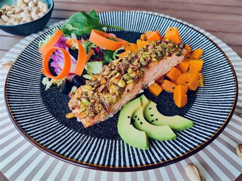 Obrázok chutného keto jedla, napr. losos s avokádom a zeleninou