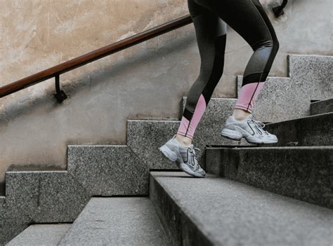 Žena kráčajúca po schodoch