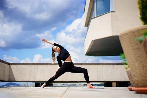 Ilustračná fotografia ženy cvičiacej v exteriéri pri východe slnka