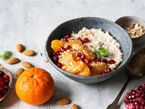 Misku so špaldovými vločkami, jogurtom a granátovým jablkom