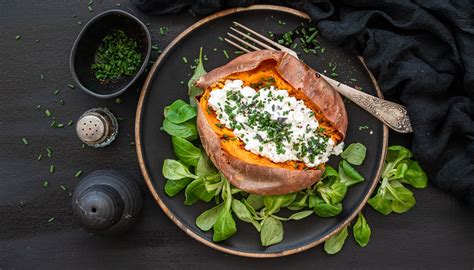 Pečené bataty plnené cottage cheese a paradajkami