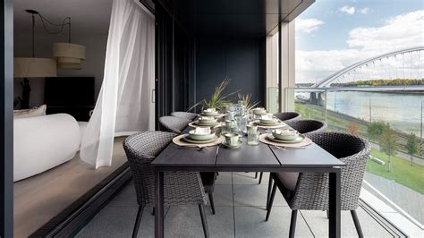 Interiér reštaurácie Mercado s výhľadom na Dunaj