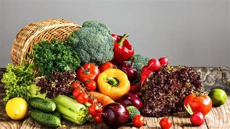 koláž rôznych druhov čerstvých štiav s ovocím a zeleninou