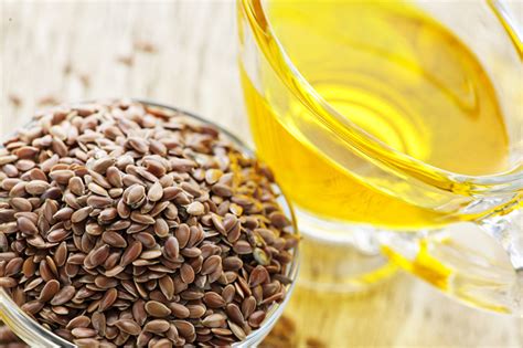 Ilustračná fotografia ľanových semienok a ľanového oleja.