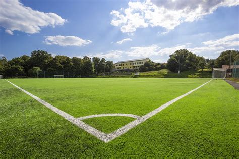 moderné futbalové ihrisko s umelou trávou a osvetlením
