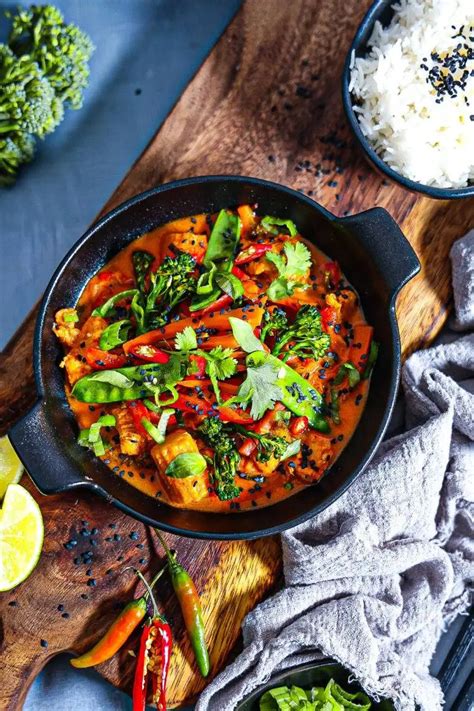 miska s kuracím mäsom, ryžou a zeleninou ako jedlo po tréningu