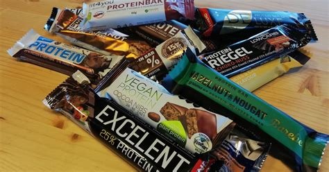 Obrázok rôznych druhov proteínových práškov a tyčiniek