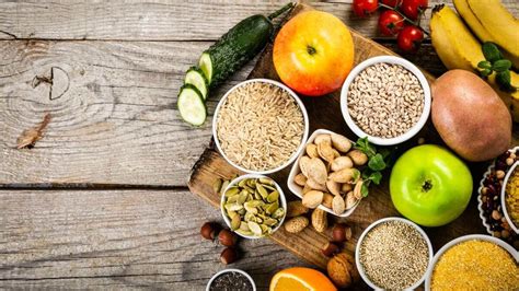 Koláž rôznych potravín bohatých na rozpustnú vlákninu