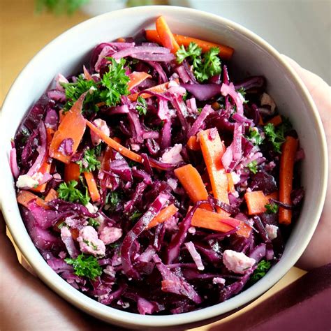 Farebný šalát z červenej a bielej kapusty