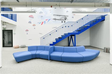 interiér modernej školy varenia s varnými staničkami