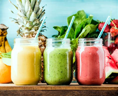 Ilustračná fotografia rôznych čerstvých ovocí a zeleniny na prípravu smoothie