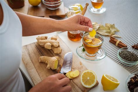 Koláž rôznych foriem zázvoru: čerstvý koreň, plátky, čaj, ginger shot